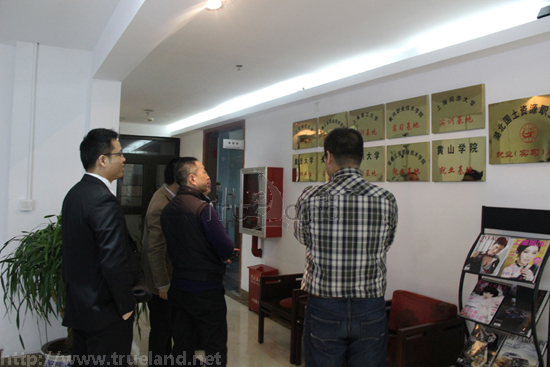 萬(wàn)副秘書(shū)長(zhǎng)參觀珍島