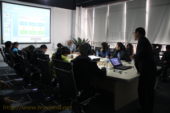 珍島公司副總裁Charles培訓(xùn)講解t-site后臺操作