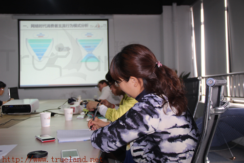 正在做現(xiàn)場(chǎng)記錄的學(xué)員們