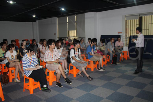 珍島營銷副總裁Lance向同濟(jì)大學(xué)學(xué)生介紹公司及業(yè)務(wù)