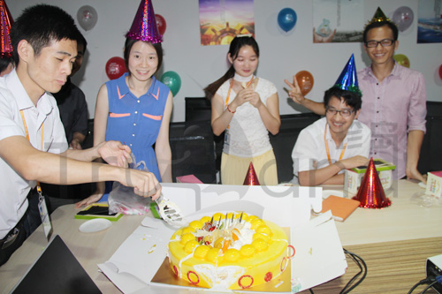 珍島生日伙伴們分享蛋糕的喜悅