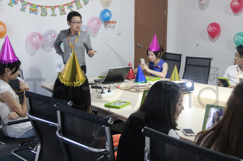 Charles給生日伙伴們送祝福