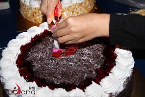 派一位壽星代表，為大家點燃蠟燭