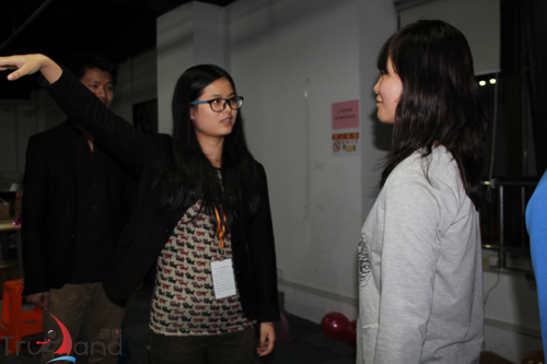 小伙伴賣力模仿