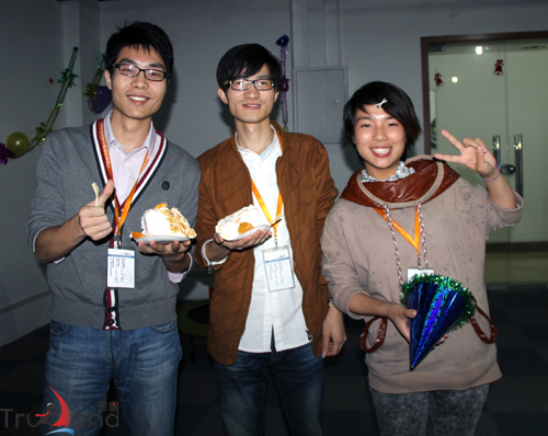 伸出80、90標(biāo)準(zhǔn)剪刀手，噢耶!