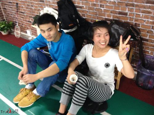 歡笑“剪刀手”