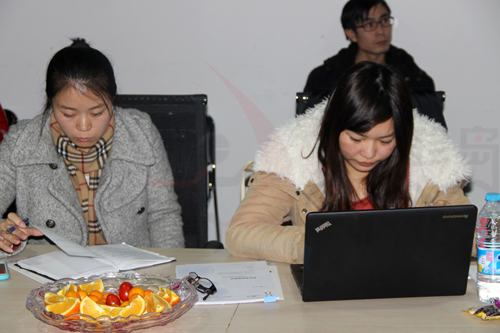 學(xué)員們非常認(rèn)真地在閱讀培訓(xùn)材料