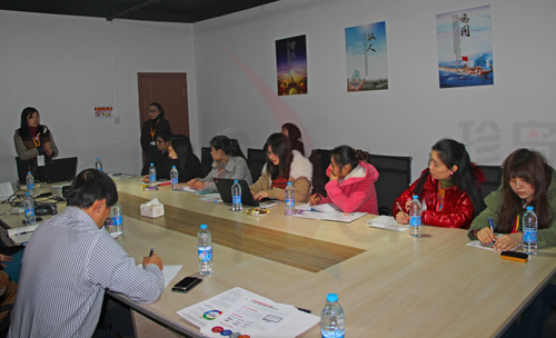 Anne正在為培訓(xùn)學(xué)員進(jìn)行開(kāi)場(chǎng)演說(shuō)