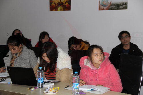 培訓(xùn)學(xué)員認(rèn)真聽(tīng)取講師的技巧分享