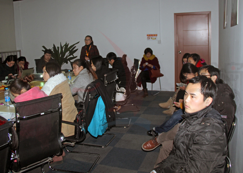 偌大的會(huì)議室濟(jì)濟(jì)一堂