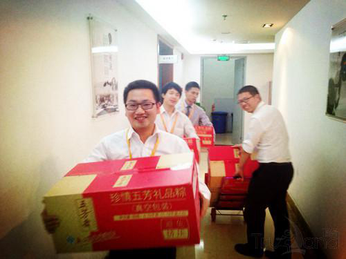 Charles老大親自搬粽子