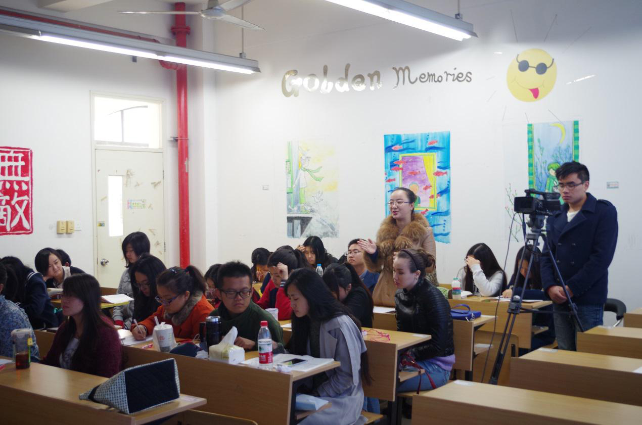 上外廣告?zhèn)鞑I(yè)學(xué)生積極參與互動(dòng)