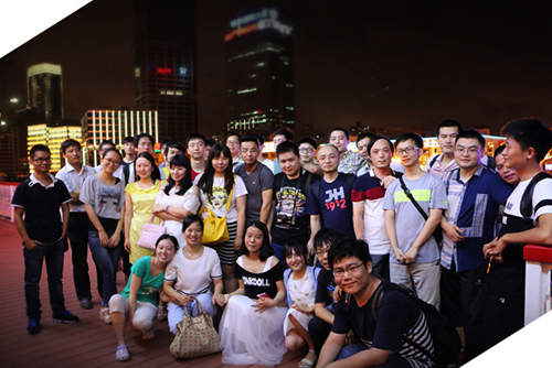 研發(fā)部小伙伴外灘合影 研發(fā)部小伙伴外灘合影