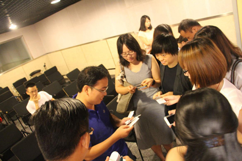 Manson演講結(jié)束，互留名片