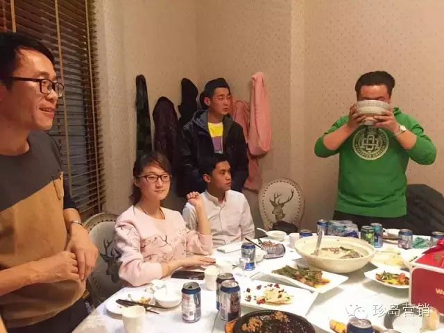 大口吃肉，大口喝酒