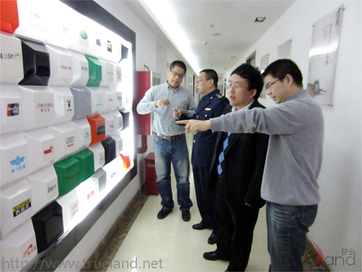 珍島總裁趙旭隆先生向朱主任介紹珍島部分客戶logo展示墻