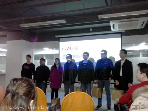 周總作為特約嘉賓給中獎的現(xiàn)場觀眾頒發(fā)30畝地提供的獎品 周總作為特約嘉賓給中獎的現(xiàn)場觀眾頒發(fā)30畝地提供的獎品